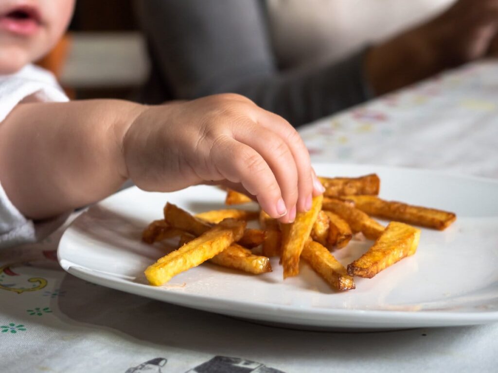 「それ私の！」ファストフード店で隣の見知らぬ子がポテトをパクリ！41歳女性が子どものうっかりを「微笑ましい」と思えなかった理由【専門家助言】 | FORZA STYLE｜ファッション＆ライフスタイル[フォルツァスタイル]