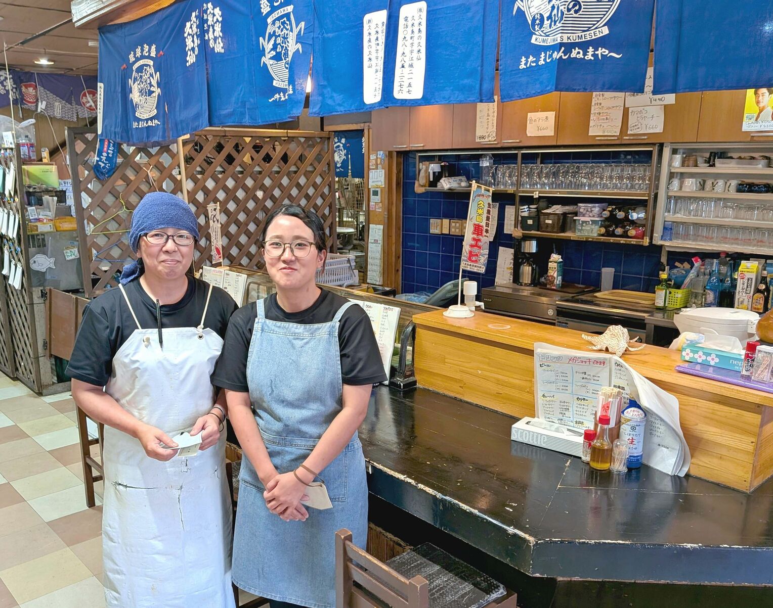 昼の部の仕入れと仕込み、料理を担当する比嘉りえさん（左）と長女の晴日さん＝４月２０日、久米島町謝名堂