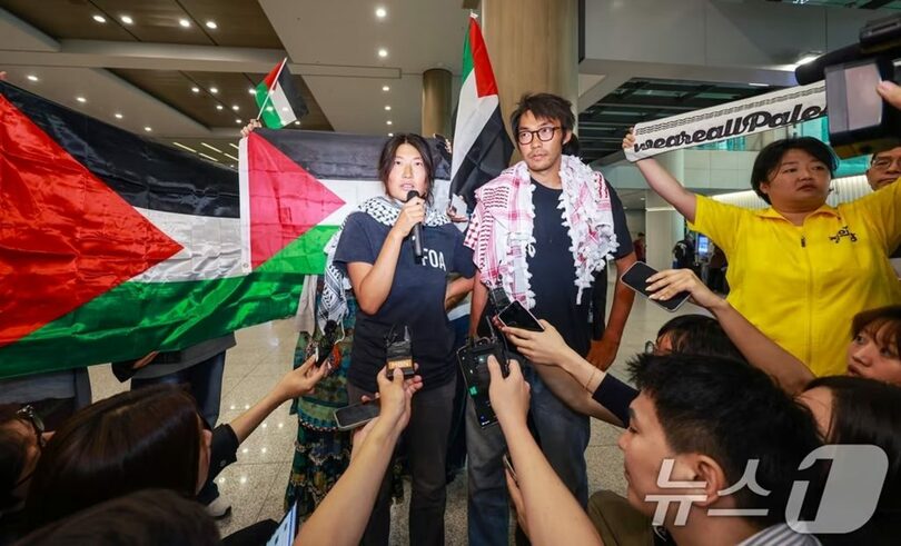 イスラエル軍に拿捕された活動家キム・アヒョンさんとキム・ドンヒョンさん(c)news1