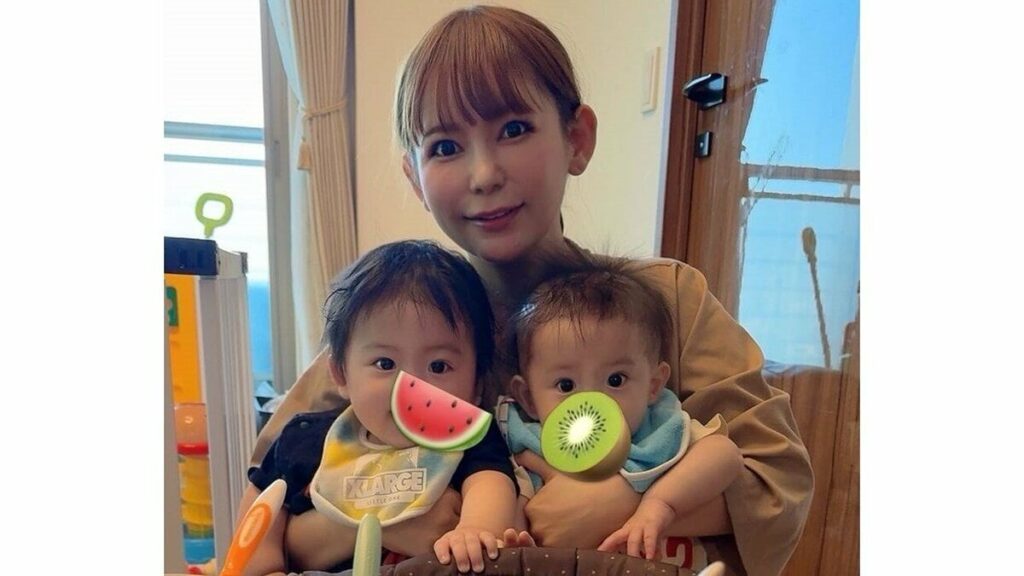 「なんて尊い光景」中川翔子 生後7ヵ月双子の“ハイハイゲーム”の様子を公開！“空気を読む”まさかの結果に「2人で相談して行動したかな」「成長早い」と反響 - めざましmedia
