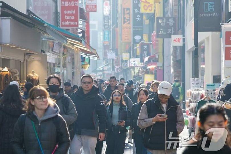 観光客でにぎわうソウル・明洞の街並み(c)news1