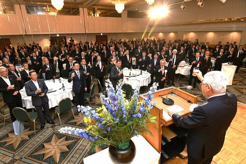 発刊５０周年を祝う出席者ら＝９日、ＪＲ鳥取駅前のホテルニューオータニ鳥取