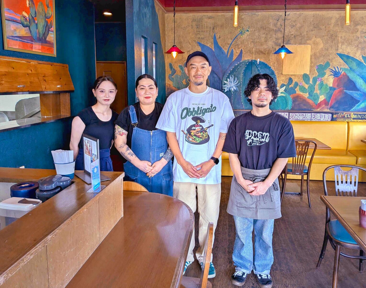 カジュアルで明るい店内に立つ大工原亨さん（右から２人目）とスタッフ