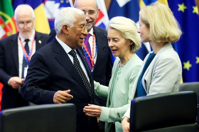 （左から）アントニオ・コスタ欧州理事会議長、ウルズラ・フォン・デア・ライエン欧州委員会委員長、カヤ・カラス欧州連合外務・安全保障政策上級代表は、2026年4月24日、キプロスのレフコシアで開催されたEU首脳非公式会合で、地域パートナーとの昼食会に出席した