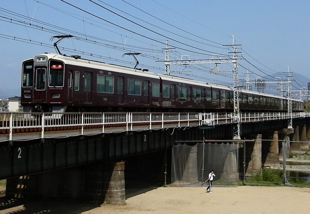 阪急京都線の踏切で特急電車に女性はねられ死亡 一時運転見合わせ、3万2600人に影響 - 京都新聞デジタル