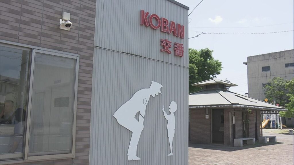 交番に軽乗用車が突っ込む 自転車と衝突した弾みで… 自転車の78歳女性が負傷 建物の外壁も一部破損 岐阜市