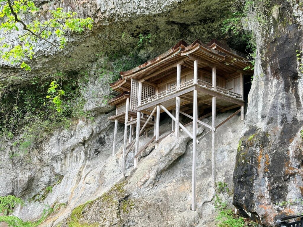 【ひとり入山NG】鳥取県の断崖絶壁にある国宝！危険すぎる参拝ルートに「これは過酷」「誰か一緒に行って」 | LIMO | くらしとお金の経済メディア