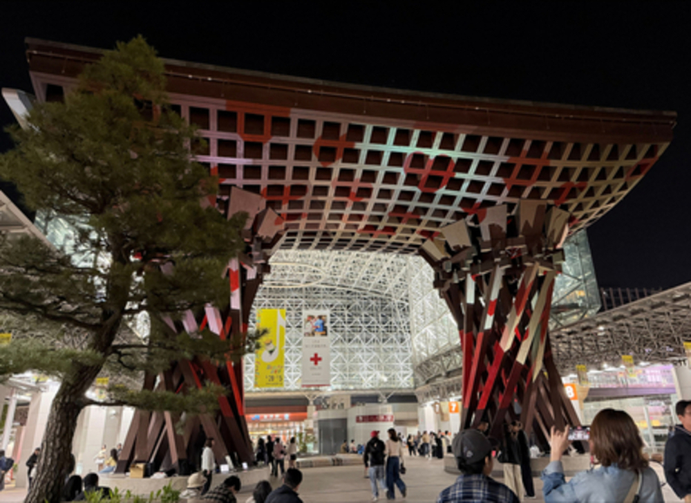 【シンプルかつダイナミック”な構成で投影】金沢駅で赤十字×学生のプロジェクションマッピング　写真1枚　国際ニュース：AFPBB News