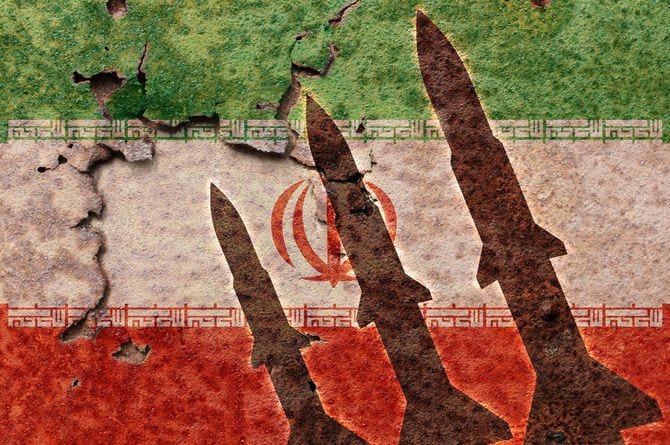 イラン国旗にミサイルの影