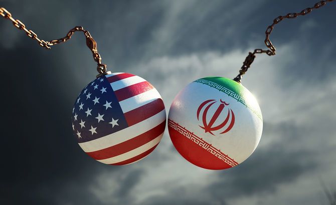 アメリカとイランの国旗が描かれたレッキングボールの衝突
