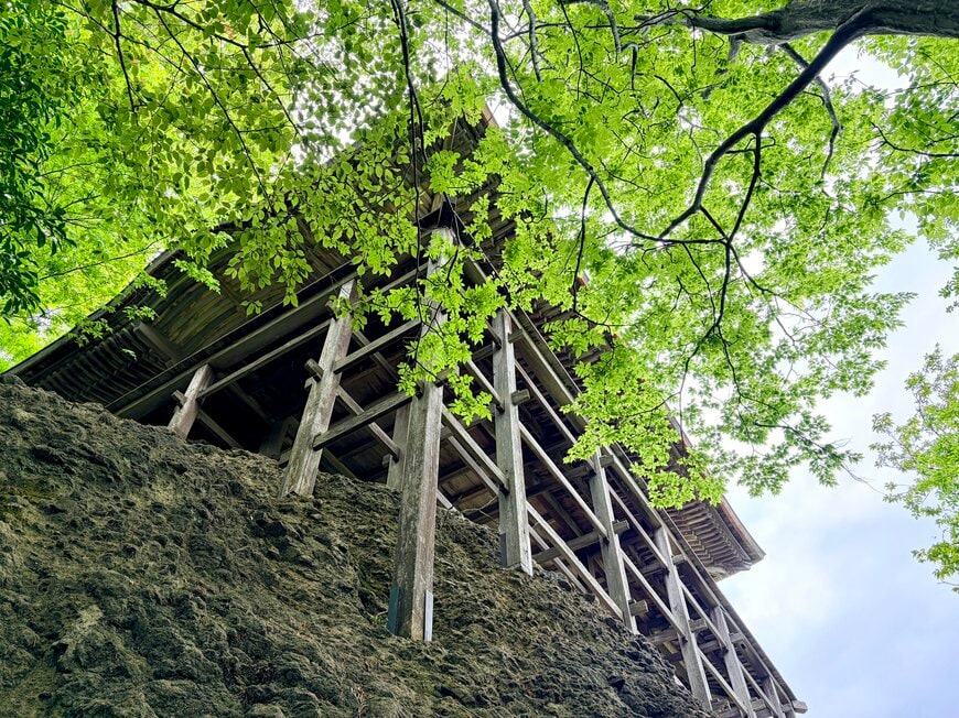 三徳山三佛寺を下から見た様子