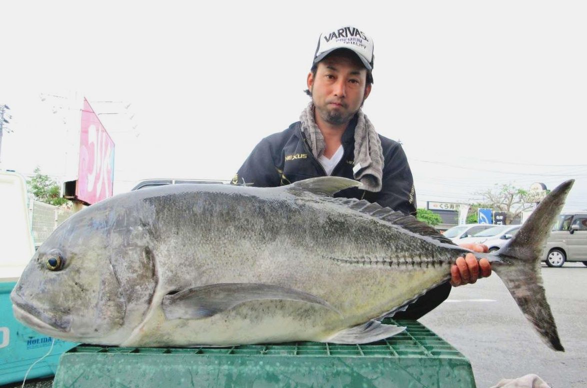 津堅島で126センチ32・4キロのガーラを釣った山内啓輔さん=4日