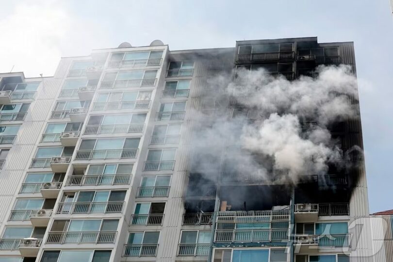 30日、京畿道義王市内蓀洞のマンション群で火災が発生し、煙が上がっている(c)news1