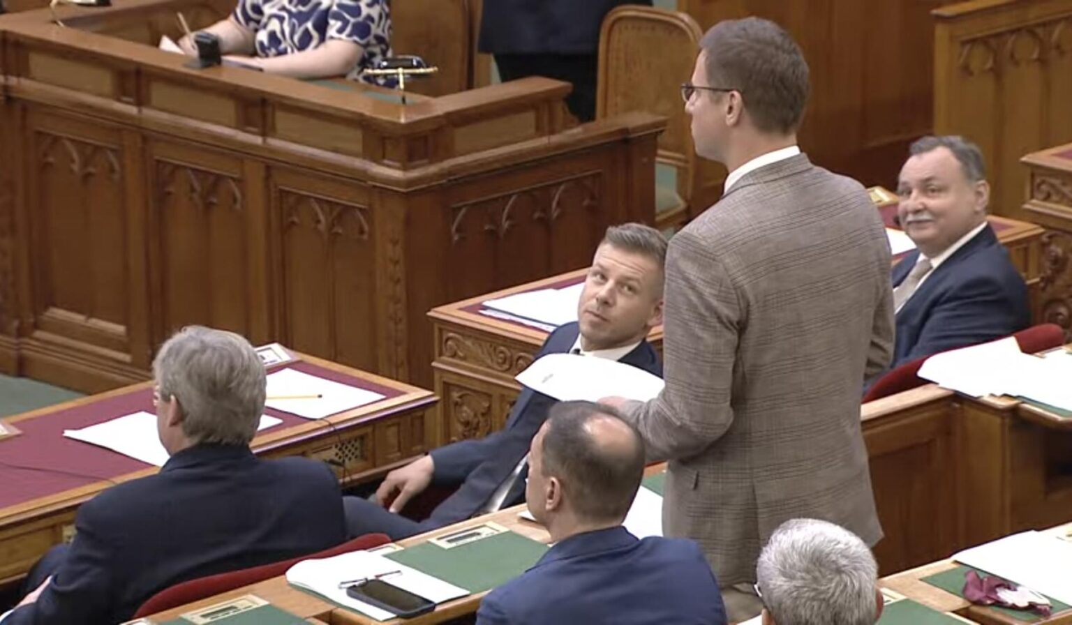 国会議員は子供のゴッドファーザーの話をじっくり聞くため、カピタニー・イシュトヴァーンと場所を変えた