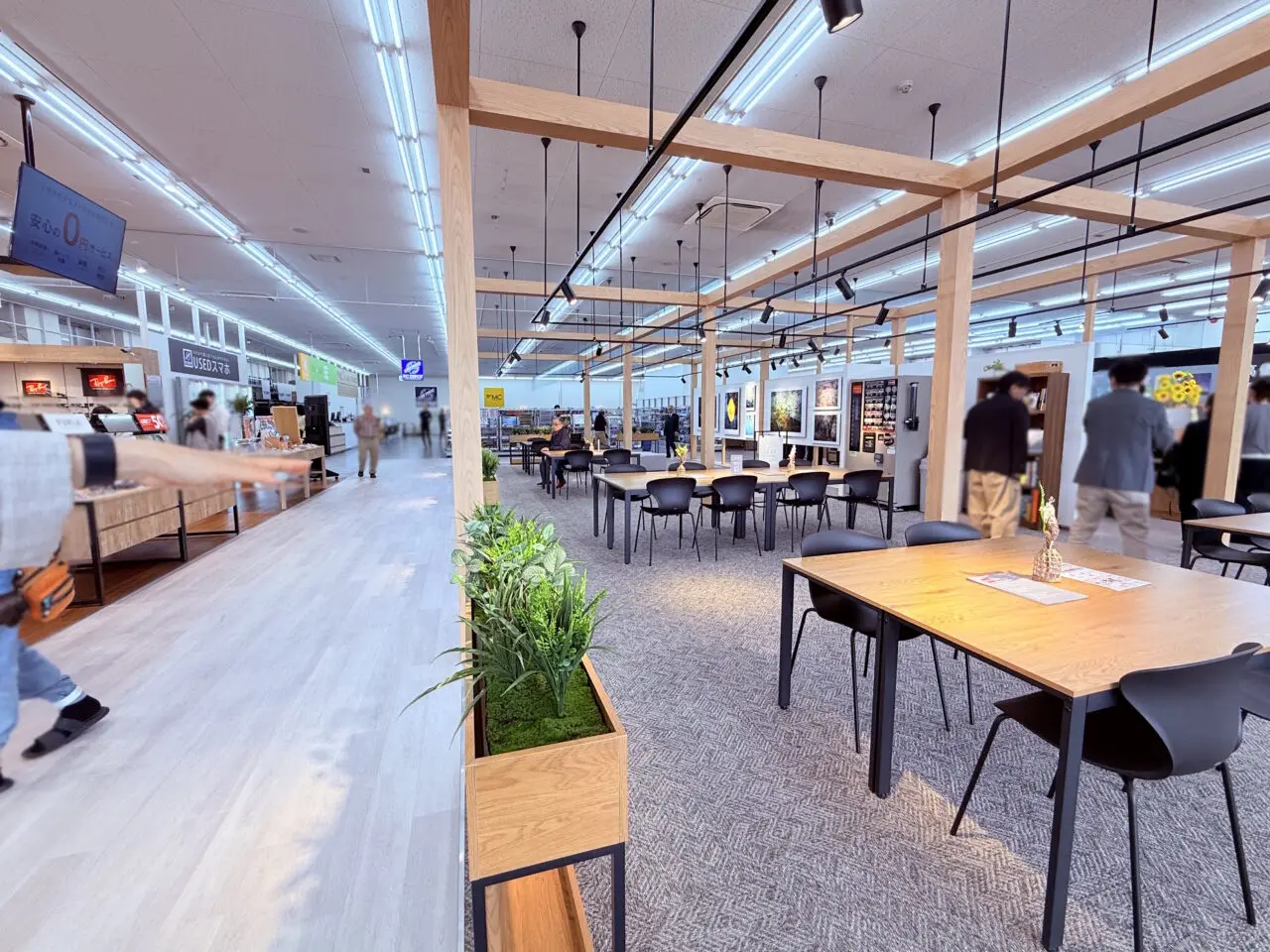 2026年4月17日にリニューアルオープンした「カメラのキタムラ 高知・土佐道路店」のコミュニティスペース