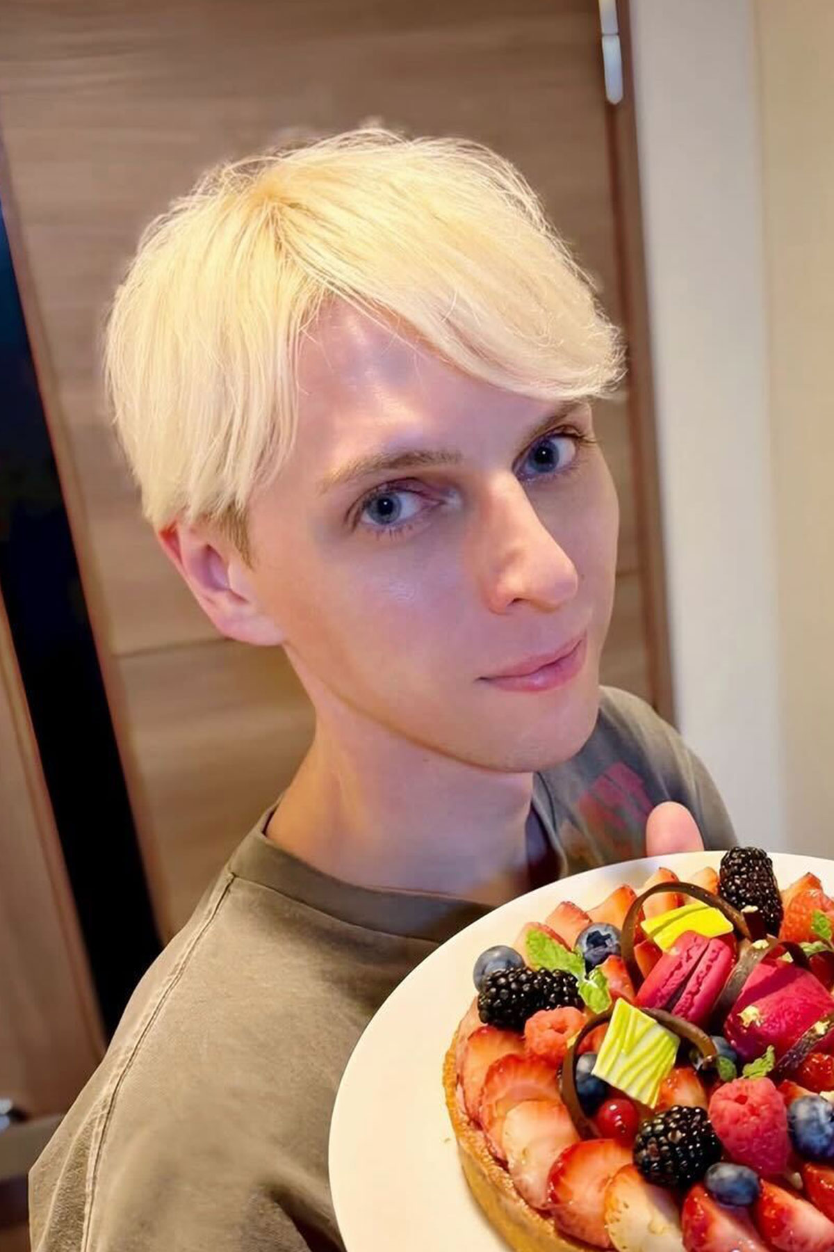 新幹線での「お酒はもう禁止にして欲しい」ロシア人タレント・小原ブラスが提唱、ユーザー間で議論勃発