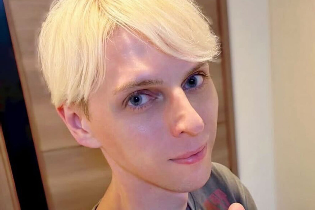 新幹線での「お酒はもう禁止にして欲しい」ロシア人タレント・小原ブラスが提唱、ユーザー間で議論勃発 | Smart FLASH/スマフラ[光文社週刊誌]