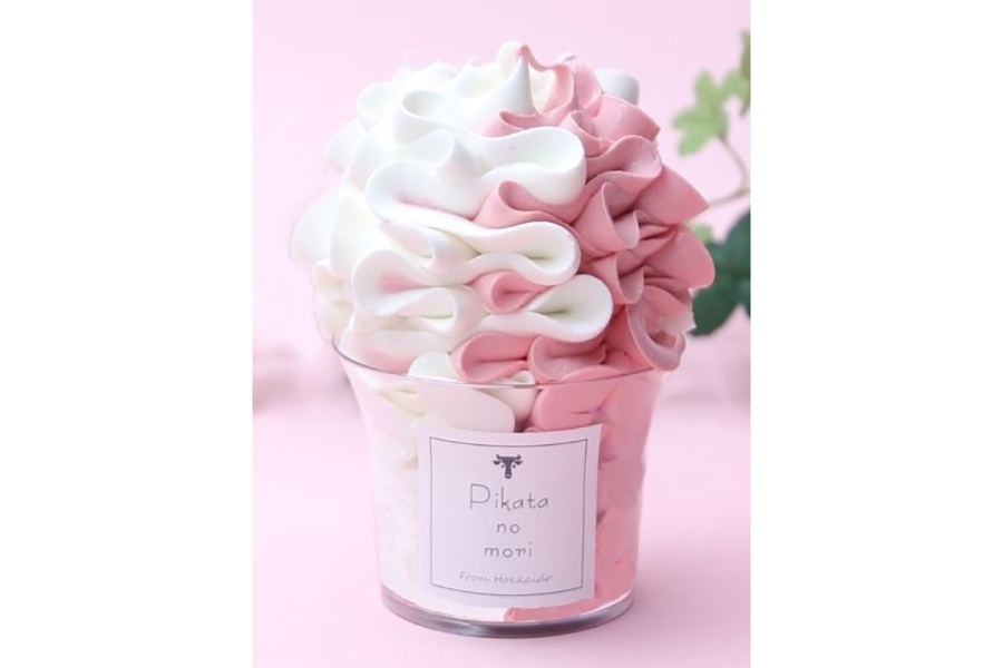 「ピカタの森 駒ケ岳牛乳」の芸術ソフト ～苺～（650円）