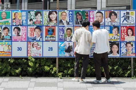 日本の方法を紹介しましょう。政治ポスターは、他の政党のポスターの隣に、小さなサイズで、所定の場所にのみ掲示することができます。しかも選挙期間中のみ。