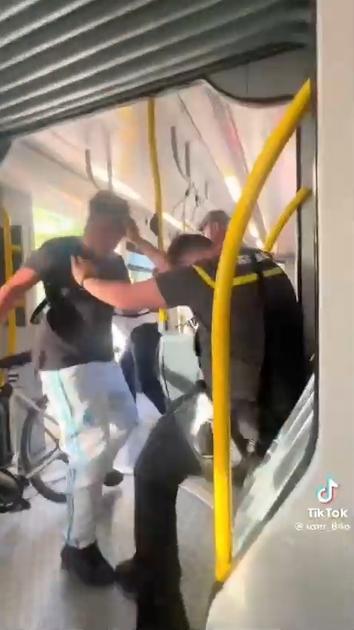 ブリュッセルの若者たちが海岸沿いの路面電車内で検査官らと乱闘する様子を写真が映し出す