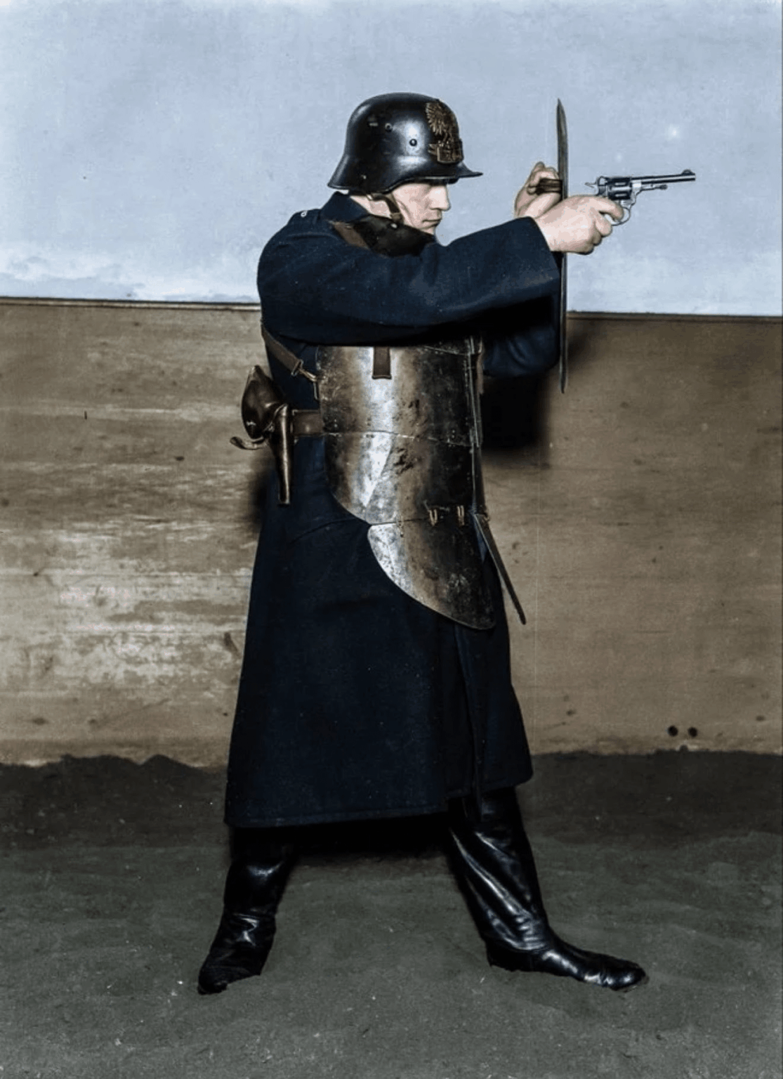1921年、実験用防弾チョッキを着たワルシャワ警察官。