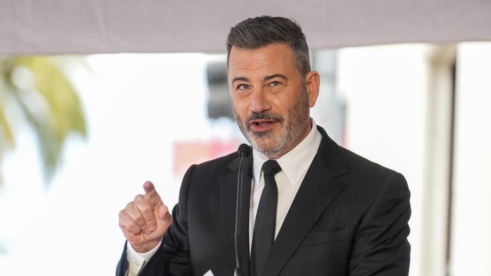 ジミー・キンメル、ハリウッド・ウォーク・オブ・フェームのセレモニーでアダム・カローラを「人生のパートナー」と泣きながら呼ぶ：「もしそれがゲイに聞こえるなら、それは昔から今もそうだ」