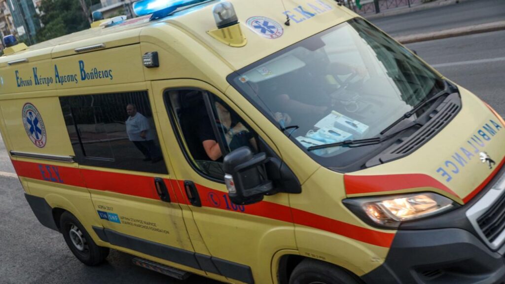 クレタ島イラクリオンの残虐行為：3人の子供の目の前で、妻を車で追い払い、血まみれの彼女を路上に放置した