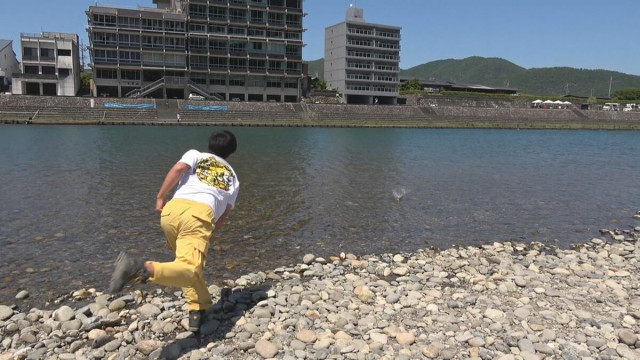 岐阜・長良川で「水切り大会」 “真夏日”のなか真剣勝負 全国から131人参加 気に入った石を投げ…最高成績は「名人の部」で出た16回!