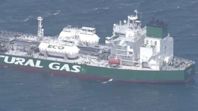 ロシア産原油タンカーが愛媛・今治沖に到着  強風と高波で製油所への搬入は延期