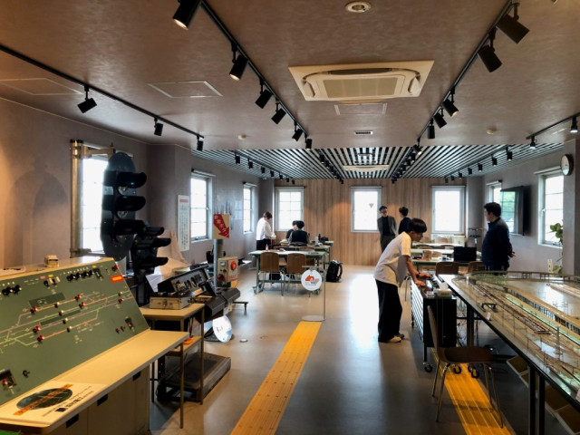 鉄道好き集まれ！　鉄道信号や踏切、鉄道模型もあるこのスペースは何？　「RAIL HUB SHIZUOKA」が静岡市にオープン