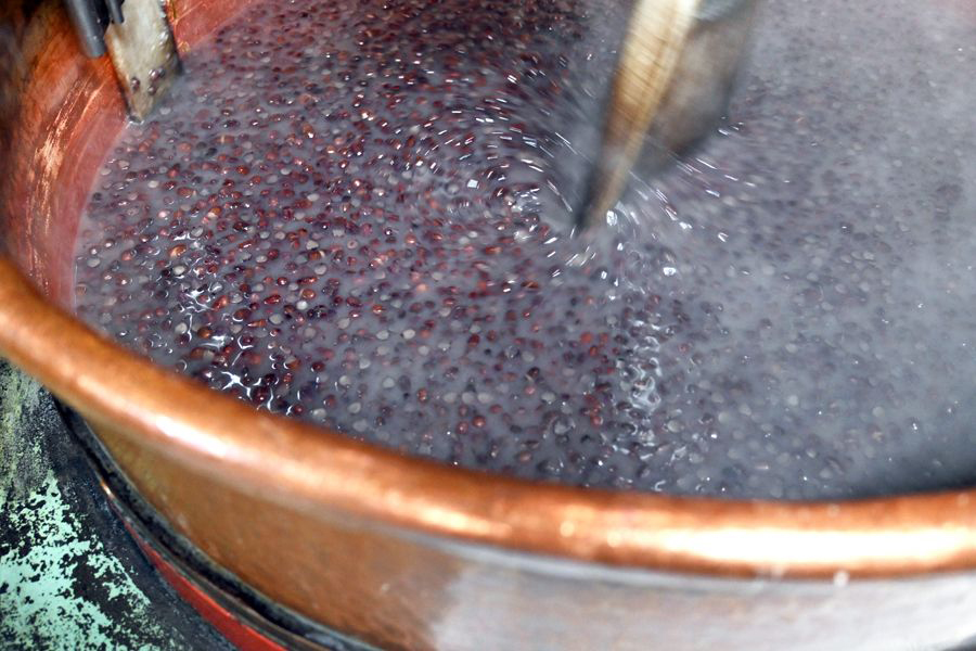 餡はおくどさんで。熱伝導に優れた銅釜を使い、じっくりと炊き上げます