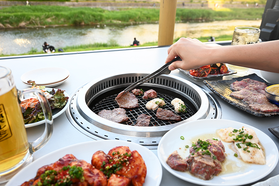 「焼肉ホルモン 萬正」の納涼床。5月の薫風が心地良い（Lmaga.jp撮影）