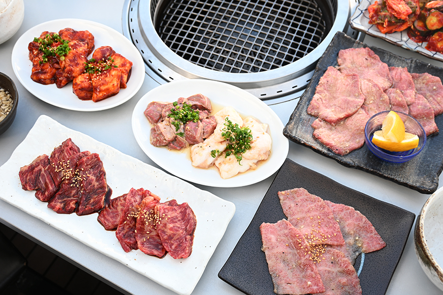 「焼肉ホルモン 萬正」の6000円コース。牛タンやハラミなどお肉たっぷり（Lmaga.jp撮影）