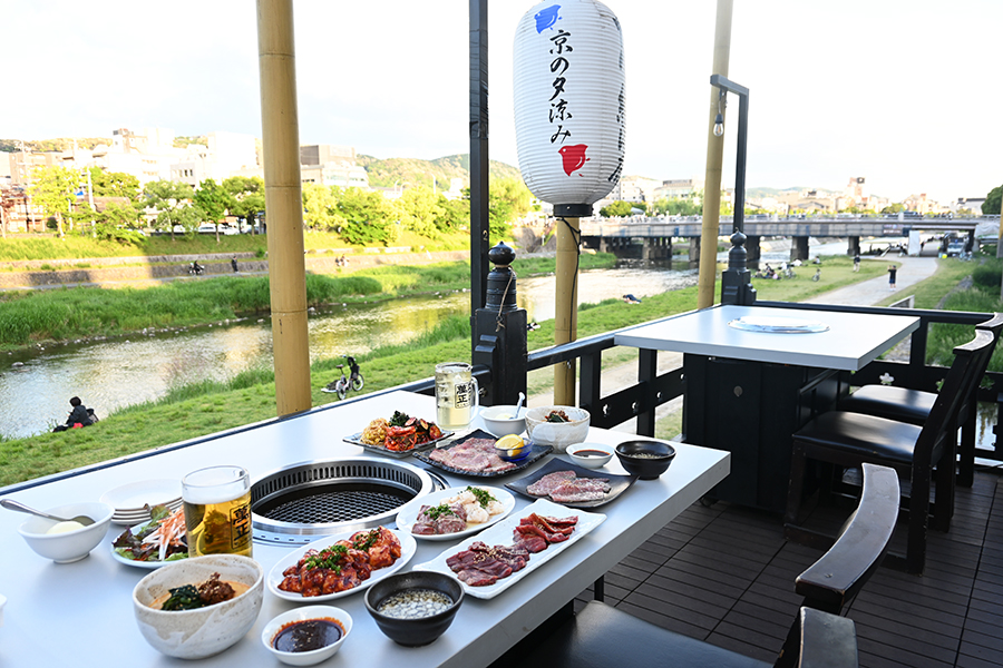 まだ涼しい5月が狙い目! 京都の川床で“焼肉”、席料無料で楽しめる穴場店を発見 | Lmaga.jp まだ涼しい5月が狙い目! 京都の川床で“焼肉”、席料無料で楽しめる穴場店を発見 | Lmaga.jp