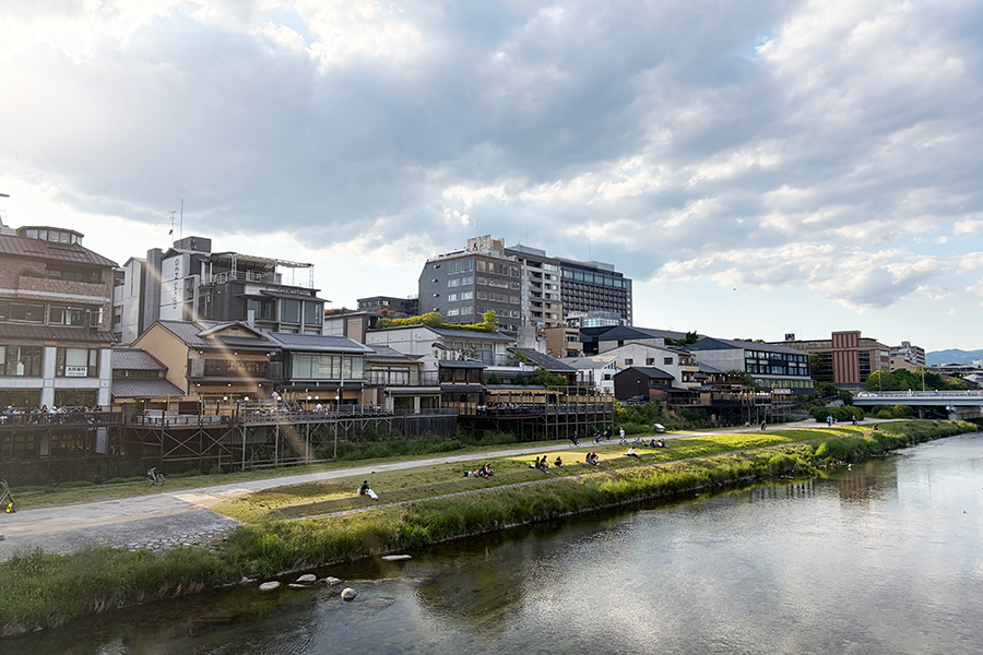 鴨川沿いに並ぶ納涼床の景色（Lmaga.jp撮影）
