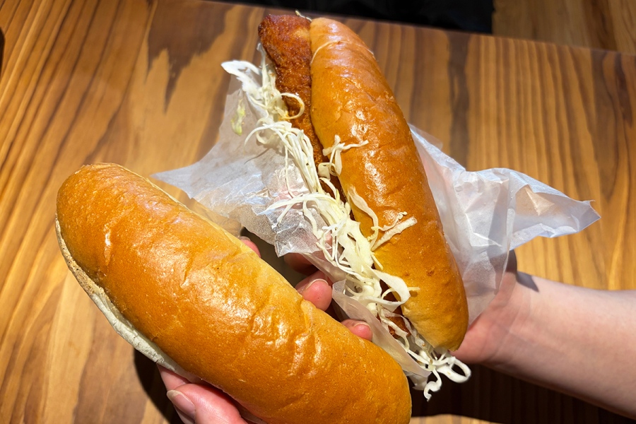 「カツロール」（280円）など人気のコッペパンサンドも（Lmaga.jp撮影）
