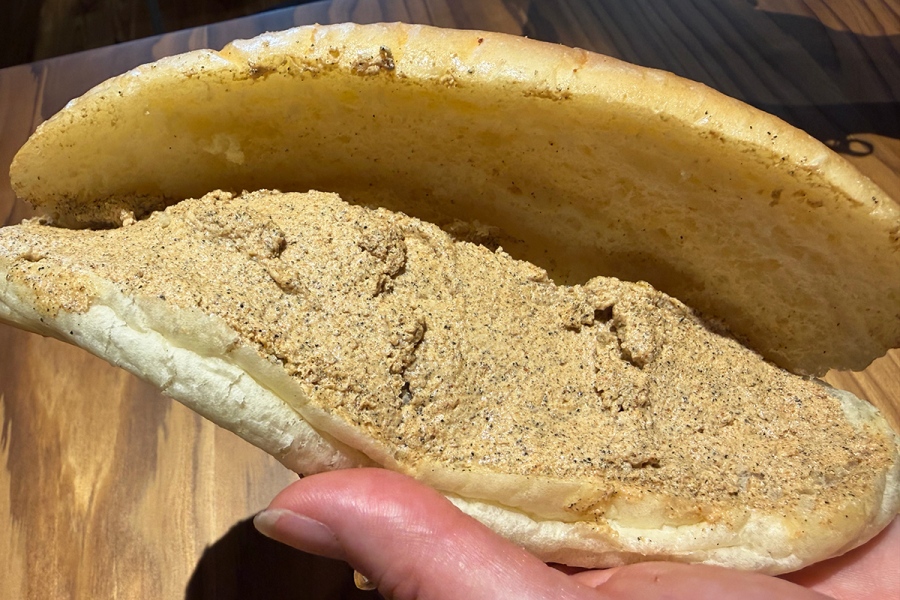 「ててまち」にオープンした「まるき製パン」限定の「きなこクリーム」（210円）も人気（Lmaga.jp撮影）