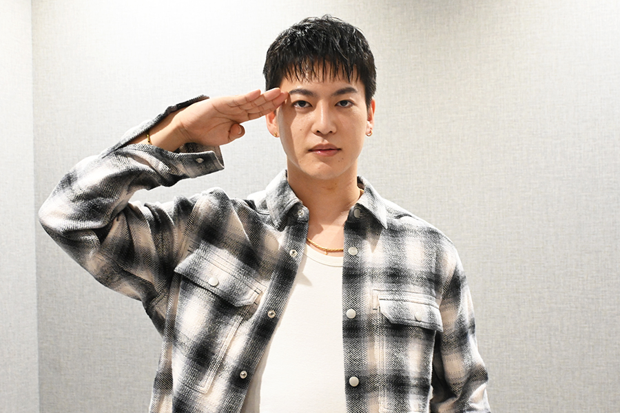 『愛の不時着』のリ・ジョンヒョクポーズをしてくれた三山凌輝（5月15日・大阪市内・Lmaga.jp撮影）