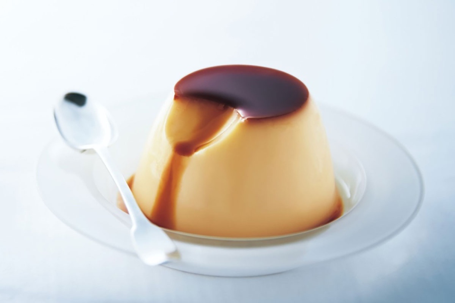モロゾフのカスタードプリンが誕生したのは1962年。東京銀座にほど近いモロゾフのカフェで、当時の従業員がオリジナルメニューとして陶器の器に入れて1日数十個ずつ焼いたのがはじまり。