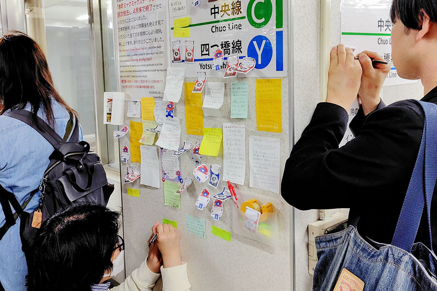 感謝のメッセージを書く人たち（4月29日15時ごろ撮影）