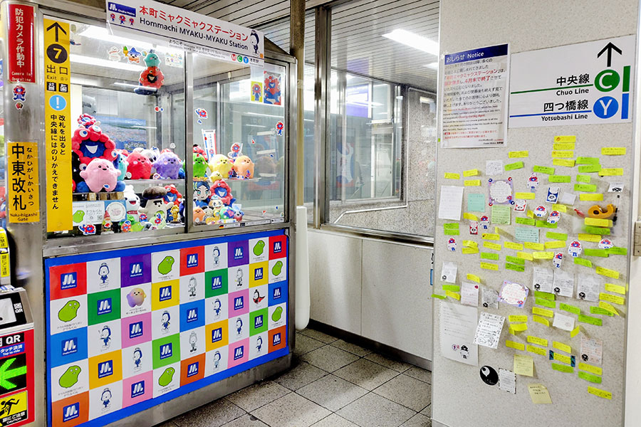 メッセージで埋まる柱（4月30日15時ごろ撮影）