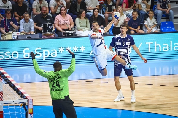 写真2025/26シーズンのフランス男子ハンドボールリクイモリ&middot;スターリーグパリ&middot;サンジェルマンとセソンの試合の様子、写真出典=パリ&middot;サンジェルマン