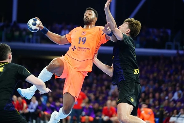 写真2025/26 Machineseeker EHF男子ハンドボールチャンピオンズリーグバルセロナとナントの試合の様子、写真出典=欧州ハンドボール連盟