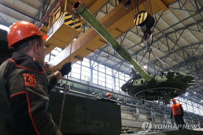ロシア防衛産業企業のウラルバゴンザボード工場でT72戦車を組み立てる労働者たち。 タス連合ニュース