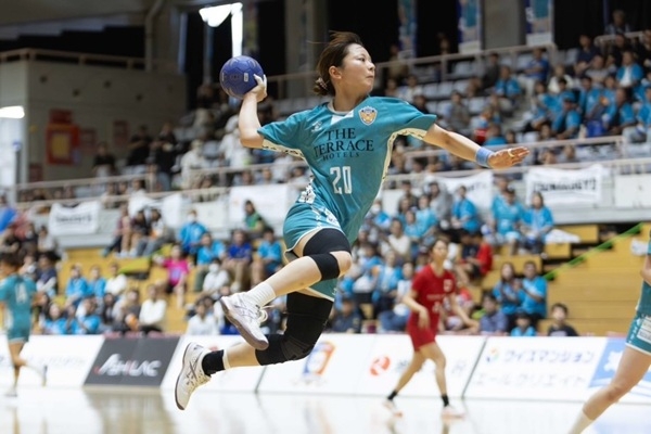 写真2025/26シーズンの日本女子ハンドボールリーグHギラソル香川とラティーダ琉球の試合の様子、写真出典=ラティーダ琉球