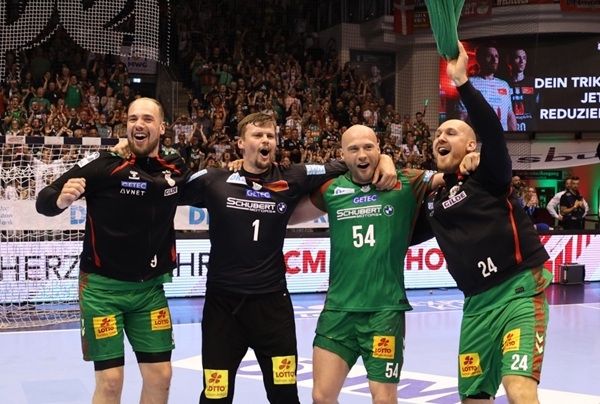 写真2025/26シーズンドイツ男子ハンドボールブンデスリーガ正規リーグ優勝を確定し喜ぶマグデブルク選手たち、写真出典=マグデブルク