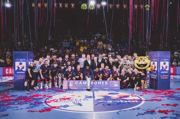 写真2025/26シーズン、スペイン男子ハンドボールのアソバリーグレギュラーリーグ優勝トロフィーを受賞したバルセロナ、写真出典=バルセロナ