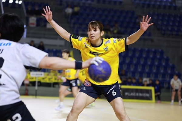 写真2025/26シーズンの日本女子ハンドボールリーグHビューストピンディーズとHC名古屋の試合の様子、写真出典=HC名古屋