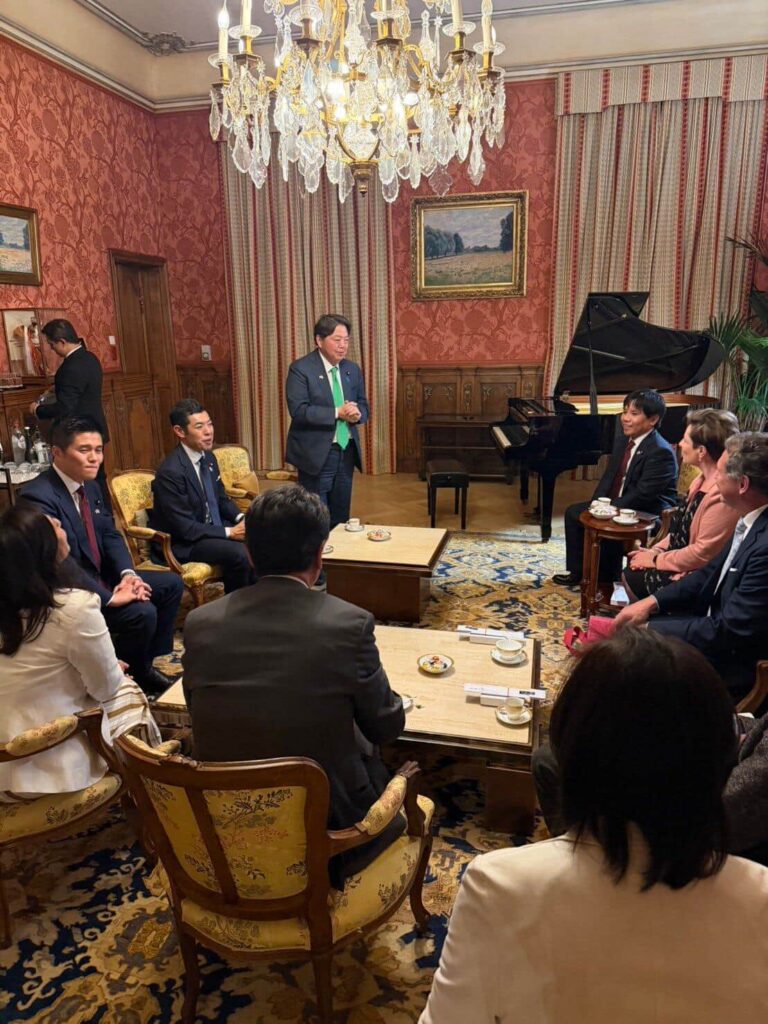 欧州3か国歴訪の林芳正総務相、ピアノで「音楽外交」「そこにピアノがあるから...」まさかの腕前に驚き: J-CAST ニュース