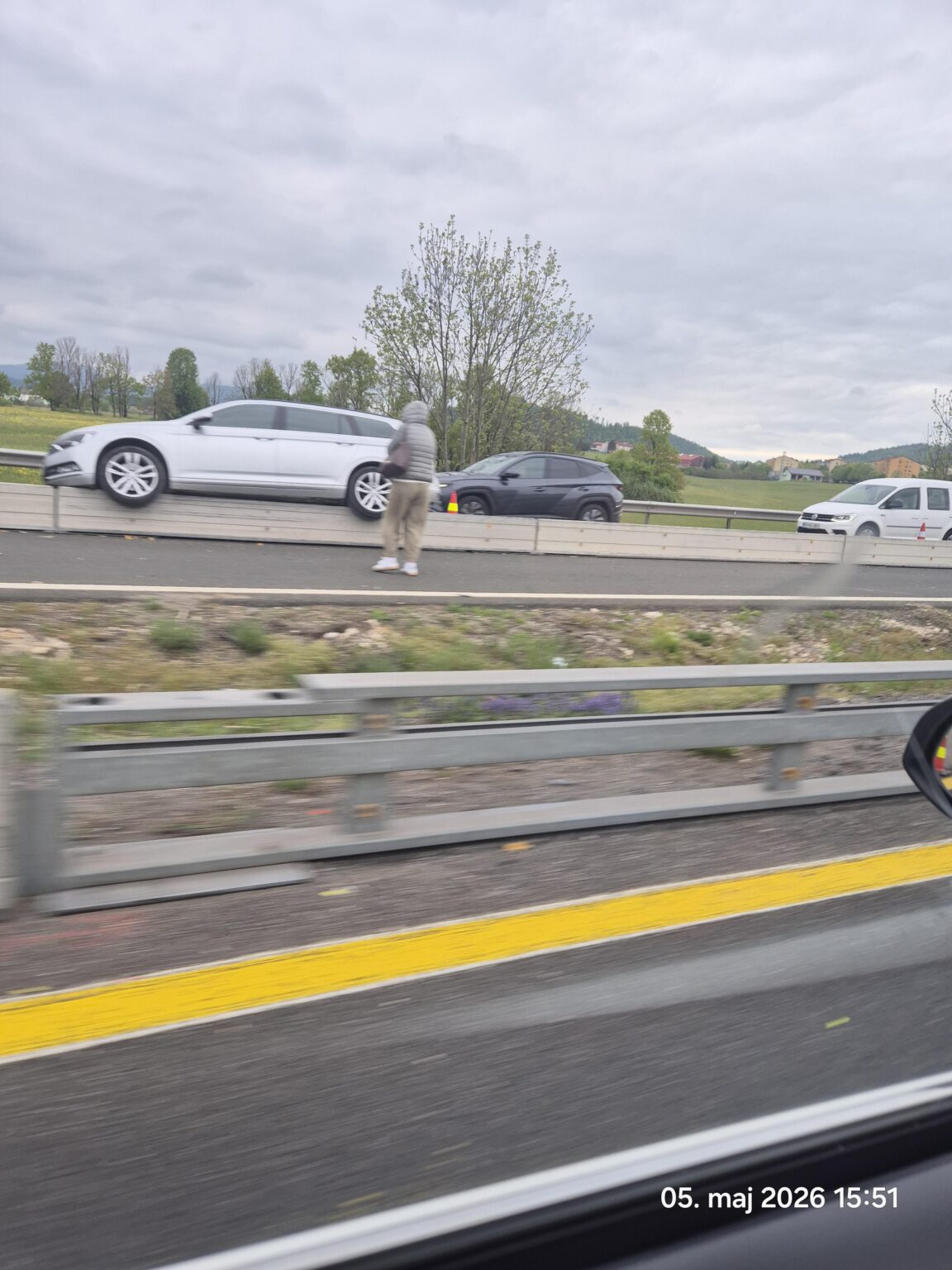 奥様、ここには駐車場はありません。